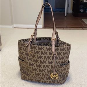 FINAL SALE❤️❤️❤️❤️Michael kors logo bag
